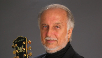 Roberto Menescal fará live de aniversário ao lado da ex-abelhuda Tati Pinheiro